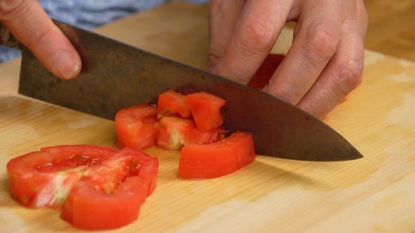 Kemudian, potong irisan tomat menjadi kotak sebesar 1 cm.