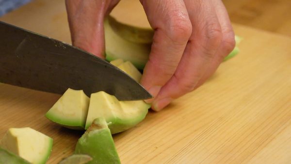 Now, peel the avocado. Dice it into 1 cm (0.4") cubes.