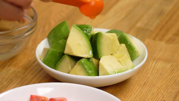 Place the avocado onto a dish and pour a little lemon juice over it to avoid discoloration.