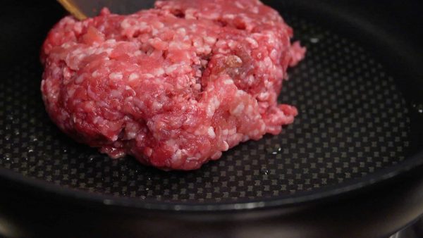 肉を炒めましょう。フライパンにガーリックオリーブオイルを入れ火をつけます。熱くなったら肉を入れます。