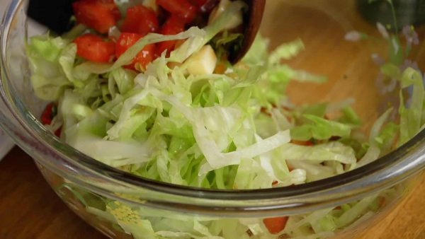Masukan daun selada kedalam dan jatuh"kan agar berbaur dengan salsa.