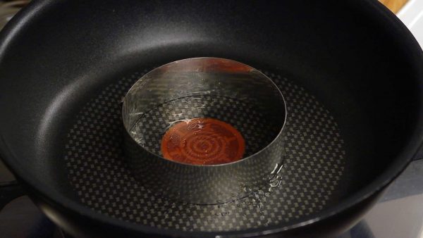 目玉焼きを作りましょう。フライパンに少量のオリーブオイルを入れ刷毛でリングの下部に塗ります。火をつけフライパンを温めます。
