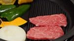 Et maintenant, placez les tranches de bœuf sur la plancha. Le plat-de-côtes et la rouelle sont des morceaux populaires pour le Yakiniku.  