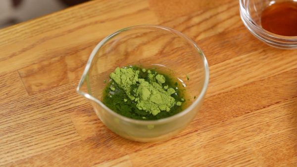 Let’s make the matcha soy milk seki. First, dilute the matcha green tea powder with a small amount of hot water. Stir to mix. And let it sit to cool.