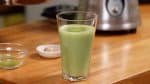 Đổ seki sữa đậu nành trà xanh matcha vào cốc thủy tinh. Rắc bột trà xanh matcha lên.