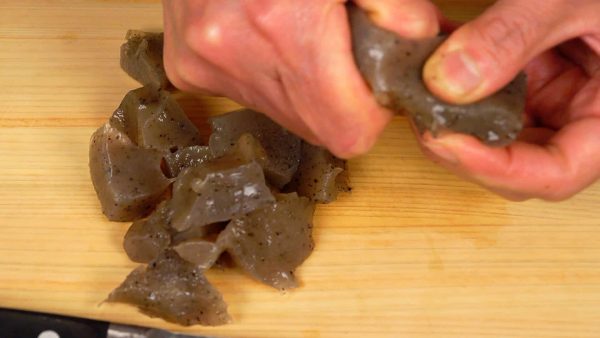 First, let’s prepare the ingredients. Tear the konjac into bite-size pieces.