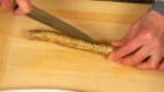 Râpez le gobo (grande bardane) en fines lamelles. Faites des entailles dans le gobo dans la longueur.