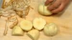 コロッケパンの材料を切りましょう。じゃが芋の皮をむき、芽を取り除きます。それぞれを2〜3個に切り分けます。