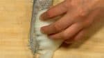 Coupez l'oignon en tranches (dans la longueur) en gardant la racine attachée. Faites des entailles à travers l'oignon parallèlement à la planche à découper (dans la hauteur). Coupez perpendiculairement aux 2 autres découpes et hachez bien.