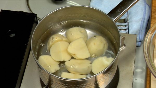 Let's make filling for korokke. Place the potatoes in a pot of water. Add 1% amount of salt to the water.
