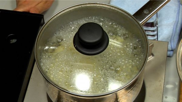 Place a lid on and turn on the burner. When it boils, reduce the heat, and cook for about 15 minutes.