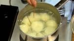 Piquez les pommes de terre pour vérifier si elles sont bien cuites. 
