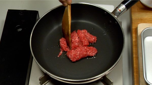 Let's fry the meat. Heat cooking oil in a frying pan. Fry the ground beef and pork mixture.