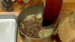 Ajoutez le mélange de viande à la purée de pomme de terre. Mélangez bien. 