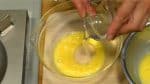 衣液を作りましょう。ボールに卵を割り入れ菜箸でほぐします。卵を量り、水を加えます。