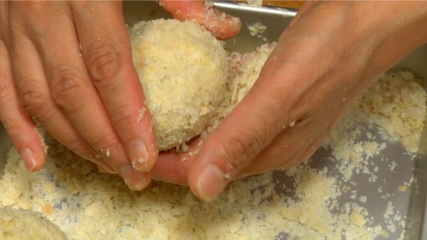 Gently rotate the korokke in your hand and evenly coat them with bread crumbs.