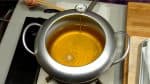 Faites frire les korokke. Plongez un morceau de chapelure dans l'huile de friture pour vérifier si la température est bonne. Elle devrait être à 180°C (360°F). 