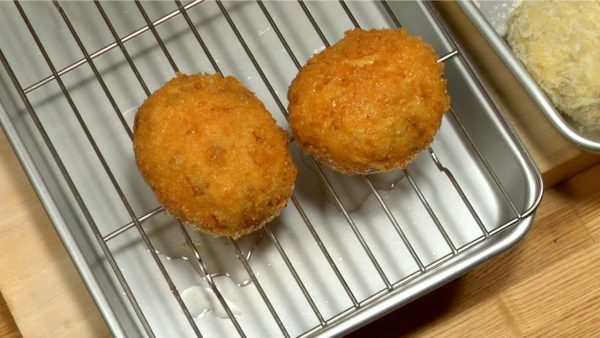 When the surface becomes golden brown, remove, and place the korokke on a baking rack.