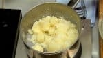 Replacez la casserole sur le feu. Secouez les pommes de terre dans la casserole et laissez l'excès d'eau évaporer. 