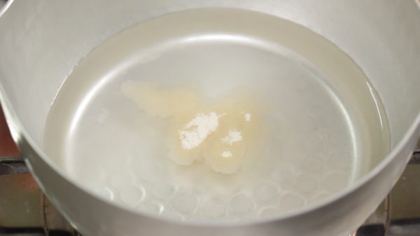 Next, measure out the water in a pot and add the kanten or agar powder. Using the powdered form of kanten means that you don’t have to rehydrate it beforehand. The texture of the mizu-yokan depends on the type of kantan or agar so adjust the amount to taste.