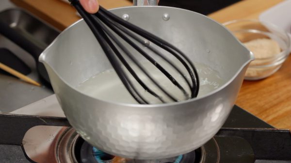 Turn on the burner. And stir the mixture with a balloon whisk. When it begins to boil, reduce the heat to low and simmer for about 30 seconds until the kanten is completely dissolved.