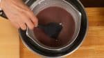 Quand ça commence à bouillir, retirez la casserole. Faites-la flotter sur un bol d'eau froide et mélangez pour baisser la température. 
