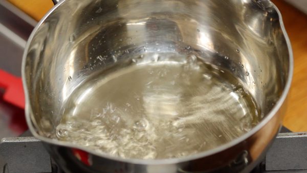 Maintenant, faites chauffer le mirin dans une petite casserole. Portez-le à ébullition et laissez l'alcool s'évaporer. Le mirin prend facilement feu donc baissez à feu doux quand ça commence à bouillir. 