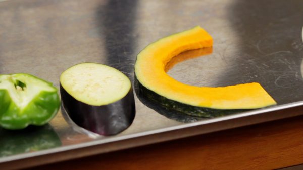Coupez l'aubergine en morceaux d'1 cm (0.4 inch) et coupez la courge kabocha en tranches de 7 mm (0.3 inch). 