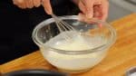 ダマがなくなり滑らかになるまでホイッパーで混ぜます。天ぷら粉は冷水や卵を使う必要がなく、混ぜすぎても失敗がないので天ぷら初心者の方には気軽に作れますよ！