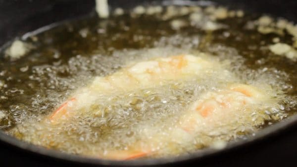 Les tempura de crevettes sont le plus populaire ingrédient du Tendon. Placez les crevettes sur une grille. 