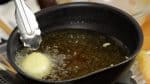 最後に半熟ゆで卵を揚げます。家庭で天ぷらを作るときは、このように少量の油で揚げることもできます。材料を返したり鍋を傾ければ綺麗に揚がります。