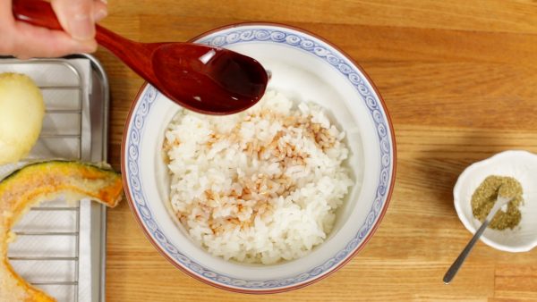 Maintenant, arrangez le tendon. Placez le riz cuit dans un bol à donburi. Versez dessus la sauce à tendon. 