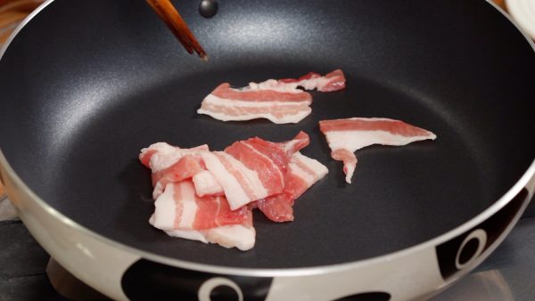 Préparez le Tonpeiyaki. Placez les tranches de porc dans la poêle chaude. 