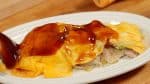 Avec un pinceau de cuisine, étalez-y dessus de la sauce à okonomiyaki. 