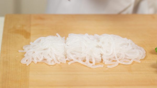 D'abord, coupez les longues nouilles shirataki en plus petit. 