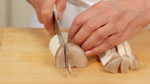 エリンギは煮ると小さくなるので8cm長さに切ります。しめじ、しいたけ、えのきだけも使えます。