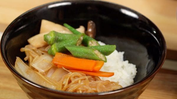 Placez le riz fraîchement cuit dans un bol et ajoutez les shirataki, les oignons, les champignons, les carottes et les okra. 
