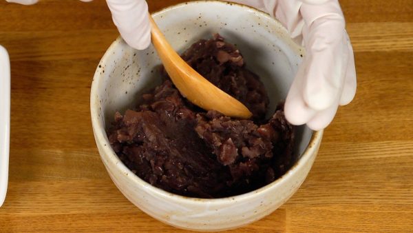 Next, wet your hands with salt water to prepare the anko, sweet bean paste.