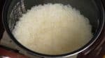 Machen wir die Botamochi. Den Reis mit ein bisschen mehr Wasser kochen und den Innentopf aus dem Reiskocher nehmen.