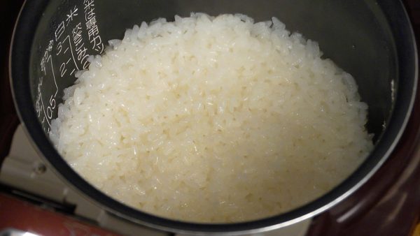 And now, let’s make the botamochi. Cook the sweet rice with a little extra water and remove the inner cooking pan from the rice cooker.