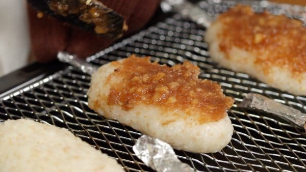 Lumuri satu sisi mochi dengan walnut miso yang banyak.