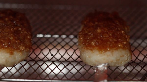 Để bánh dày mochi vào lò lần nữa. Và nướng bánh dày mochi trong 3 phút nữa. Tương miso dễ cháy khét nên đảm bảo hãy để mặt đến nó. Khi bề mặt tương miso trở nên giòn và mùi mạnh hơn, nó đã sẵn sàng.