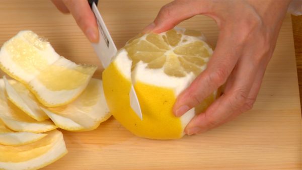 切り口が上に向くように置きます。皮を果肉の曲面に沿って切り落としグレープフルーツを少し回転させます。これを繰り返して皮を全て取り除きます。