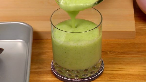Pour it into a glass and enjoy the healthy green smoothie!