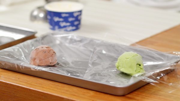チョコと抹茶アイスもボール状にして冷凍庫で固くなるまで凍らせます。
