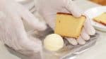 A seguir, fatie o bolo Castella (ou pão de ló) em fatias de 5mm e embrulhe as bolas de sorvete como mostrado.