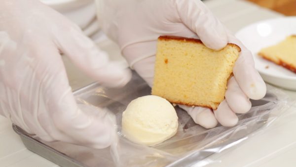 Next, slice castella sponge cake into 5mm (0.2") slices and wrap each ice cream with them as shown.