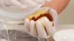Kamu juga bisa menggunakan kue sponge biasa sebagai gantinya castella. Sarung tangan karet akan membantu mencegah es krimnya meleleh.