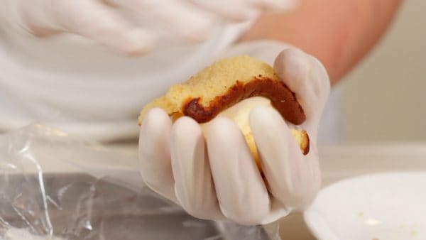 カステラの代わりに普通のスポンジケーキも使っても大丈夫です。手袋は手の熱が伝わりにくくアイスが溶けにくいです。