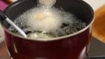 Com uma colher ou concha, banhe a bola com óleo quente. Não toque o sorvete até que a casca firme.
